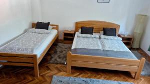 耶泽尔采达多之家酒店的铺有木地板的客房内的两张床