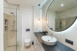 格但斯克YOURAPART Rajska City Centre的一间带水槽和镜子的浴室