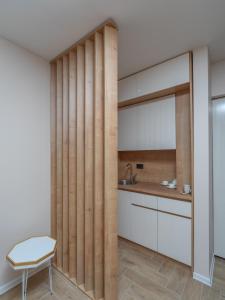 多布拉沃达Hotel Diman的厨房设有木制隔板、水槽和椅子