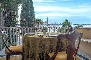 威尼斯丽都维拉玛巴帕酒店的阳台的桌子和椅子