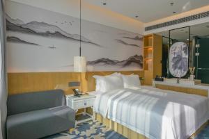 深圳柏高酒店（深圳罗湖口岸店）的配有一张床和一把椅子的酒店客房