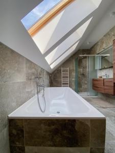 采列Vila Maister的浴室配有带天窗的大浴缸