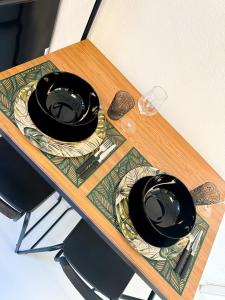 巴特恩豪森Moderne FeWo in HDZ&Klinik Nähe的一张木桌,有两盘盘,有玻璃