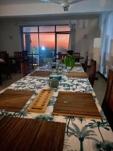 奇洛Spice of Ceylon的一间享有美景的带长桌的用餐室