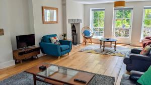GwynfeBryn Capel, Gwynfe的客厅配有蓝色的沙发和桌子