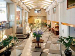 札幌札幌普乐美雅椿酒店的楼内带有盆栽的走廊