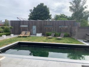 HerzeleQ Guesthouse的后院设有游泳池和木栅栏