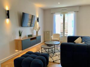 安锡Le 21 Favre, Hyper centre, 70 m², 2 chambres的客厅配有蓝色的沙发和电视