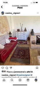 TrepuzziCasino Vigneri的一间带红色沙发和梳妆台的客厅