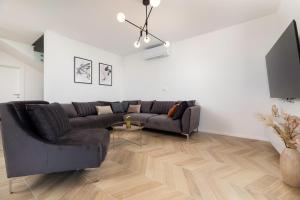 科里米诺Villa Terra Bianca的带沙发和电视的客厅