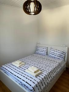 波利斯Spitaki的一间卧室配有一张床,上面有两条毛巾