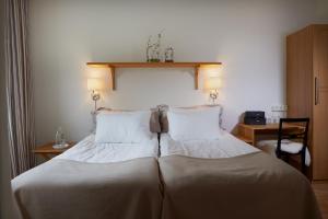 奇维克希维克酒店的一张大床,房间带两个枕头