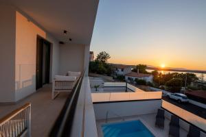 科里米诺Villa Terra Bianca的从房子的阳台上可欣赏到日落美景