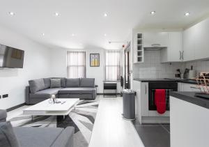 伦敦1 Bedroom Apartment Near Brick Lane的客厅配有沙发和桌子