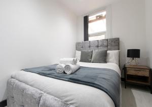 伦敦1 Bedroom Apartment Near Brick Lane的一间卧室配有一张大床和毛巾