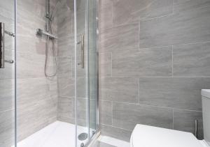 伦敦1 Bedroom Apartment Near Brick Lane的浴室设有玻璃淋浴间和卫生间