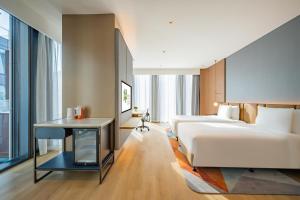 上海上海世博逸衡酒店的酒店客房配有一张床铺和一张桌子。