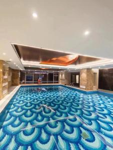 广州礼顿酒店的大型游泳池,铺有蓝色的地板