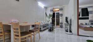Kinh DinhCăn Hộ Homestay Ninh Thuận-Heri24h的厨房以及带桌椅的起居室。