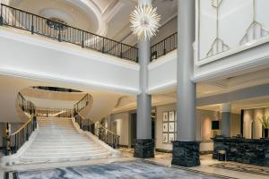 柏林柏灵丽思卡尔顿酒店的大堂设有楼梯和吊灯