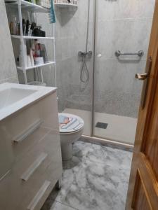 马德里Habitación privada, luminosa y bien comunicada的带淋浴、卫生间和盥洗盆的浴室