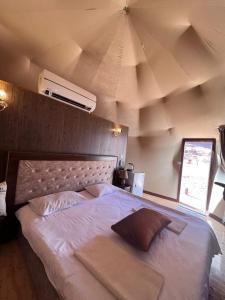 瓦迪拉姆Bubble camp 2的卧室设有一张白色大床和天花板