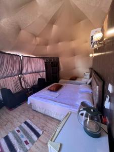 瓦迪拉姆Bubble camp 2的一间带两张床的卧室,位于一个天花板的房间