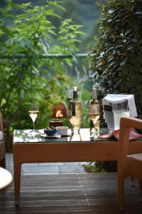 维琪奥港Hôtel Alivi Di Santa Giulia的一张桌子,上面放着两杯酒和瓶子