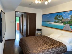 名户Ao-Ao-Hotel - Vacation STAY 32070v的卧室配有一张床,墙上挂着一幅大画