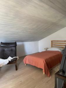 特罗吉尔Family House Ljubica的一间卧室配有一张床,并在一间客房内配有电视。
