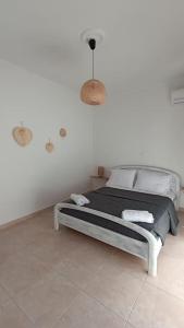 扎金索斯镇Bougainvillea apartment的一间白色客房内的床铺卧室