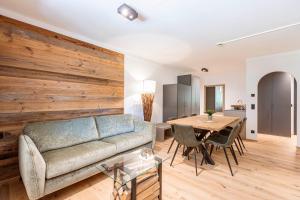 萨尔巴赫Saalbach Suites by ALPS RESORTS的带沙发和木墙的客厅
