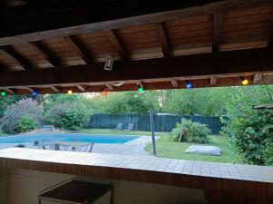 LamagistèreBellevue的享有后院的景色,设有游泳池和凉亭