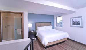 巴尔的摩Candlewood Suites Baltimore - Inner Harbor, an IHG Hotel的一间酒店客房 - 带一张床和一间浴室