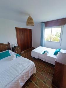 桑亨霍La Cruz del Sur的一间卧室设有两张床和窗户。