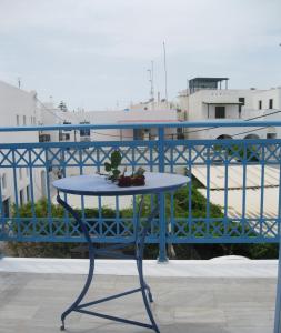 纳克索乔拉Very-Kokkos Pension 2的阳台上的蓝色桌子和植物