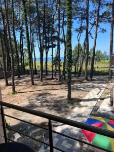 谢赫维蒂利Villa Premium Shekvetili的阳台享有树木繁茂的公园景致。