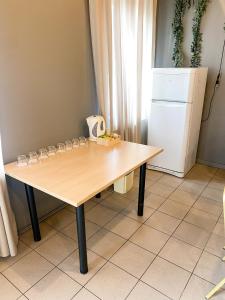 文茨皮尔斯Veldzes Nams Family room的厨房里配有酒杯的桌子