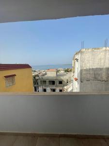 塔巴卡Ikamet Lilian的从大楼的阳台上可欣赏到海景