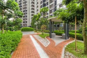吉隆坡Millerz Square Bangsar KL, Five Senses的公园内的一个砖砌的走道,有凉亭