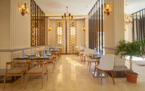 巴哈Cloud City Hotel فندق مدينة السحاب的用餐室配有桌子和白色椅子