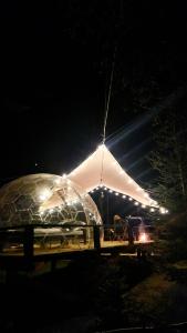 斯托拉Glamping Štôla- Perzeid的帐篷在晚上点亮,灯光照亮