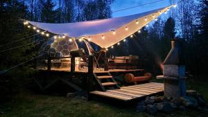 斯托拉Glamping Štôla- Perzeid的草上带灯和野餐桌的帐篷