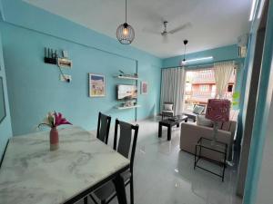 孟买Angel Views 101, Chapel Road, Bandra West by Connekt Homes的用餐室以及带桌椅的起居室。