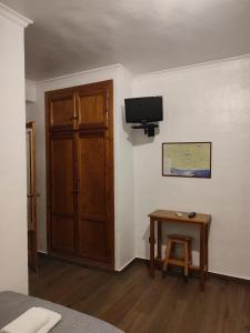 奥尔诺斯El Cruce Hornos的一间设有门、桌子和电视的房间