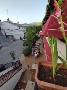 奥尔诺斯El Cruce Hornos的阳台配有桌椅和雨伞。