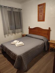 奥尔诺斯El Cruce Hornos的一间卧室配有一张床,上面有两条毛巾