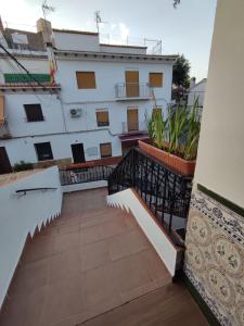 奥尔诺斯El Cruce Hornos的阳台,建筑有楼梯和植物