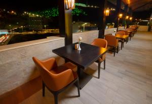 巴哈Cloud City Hotel فندق مدينة السحاب的酒吧里一排椅子和一张桌子