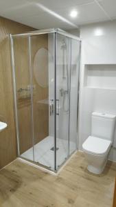 索尔德乌Apartamento Dúplex Vistas al Valle de Incles Orenetes WiFi的设有带卫生间的浴室内的淋浴间